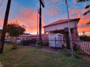 Econo Lodge Inn & Suites